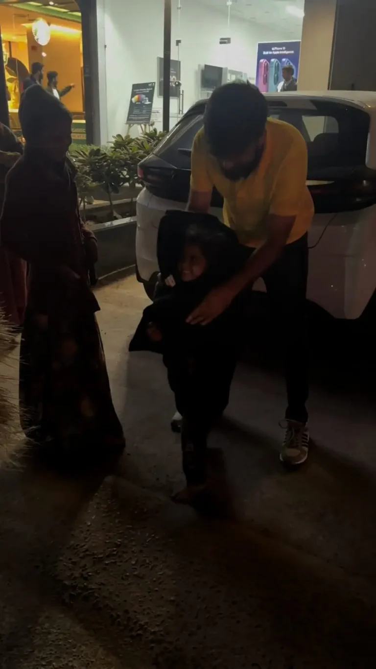 Volunteer giving a blanket during the night blanket distribution, Gandhinagar